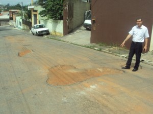 Vereador Pastor Nelson em visita a Rua esburacada na Vila Andeyara