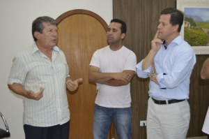 Claudio Ramos (centro), acompanha visita do deputado federal, Devanir Ribeiro (esq) a Filló