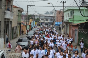 Multidão participa de caminhada pela conscientização do autismo no centro de Ferraz