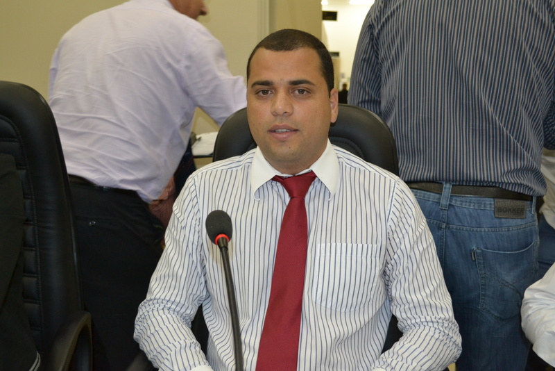 Leia mais sobre o artigo Quequê cobra urgência no conserto de asfalto em Ruas no Sítio Paredão