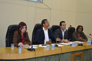 Deputado federal, Vicentinho (2º esq) em seminário contra o racismo, em Ferraz