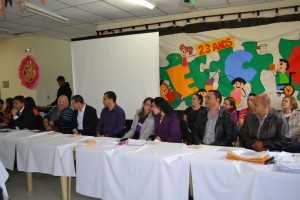 Vereadores, secretários municipais e vice-prefeito em encontro lúdico no Angelina