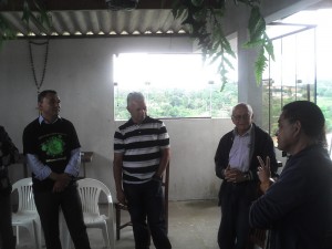 Vice-prefeito Izidro (1º esq), Natelson Ramos, Seu Juraci e moradores do Jardim São José