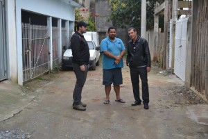 Vereador Pastor Nelson (dir) na Travessa Rosa Fares, na Vila Andeyara
