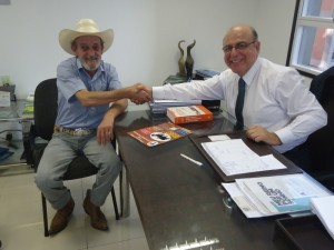 Vereador Henrique Marques (esq) em visita ao dep. fed. Arnaldo Jardim, em São Paulo
