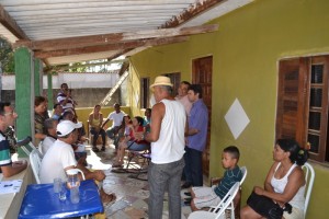 Vereador Luiz Tenório e vice-prefeito (parede) conversam com moradores do Paiolzinho