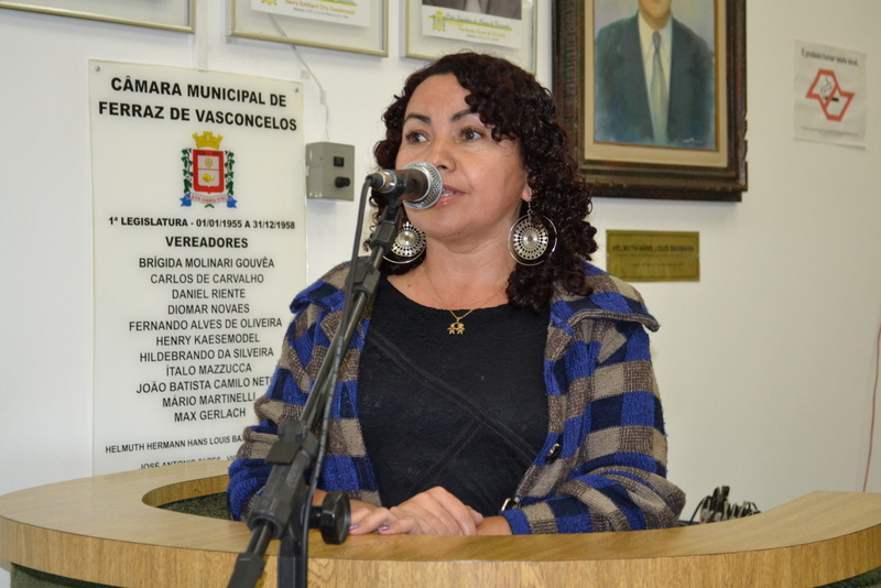 You are currently viewing Vereadora Maria Simplício propõe a regulamentação de corte e poda de árvore