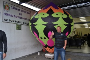 Baloeiro Zinho Pipas exibe balão ecológico na Câmara Municipal
