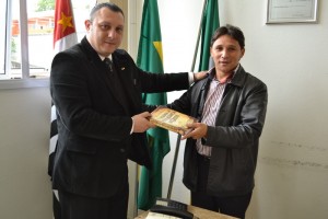 Vereador Fabinho recebe livro do bispo Eduardo Cossi