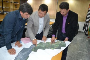 Vereador Luiz Tenório (1º dir) prefeito Tokuzumi e o vereador Jessé Almeida analisam mapa do Rodoanel