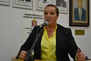 Vereadora Ana do PV denuncia descaso com via paralela