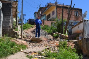 Vereador Flávio do Depósito em trecho não pavimentado da Rua Particular no Jardim Sara