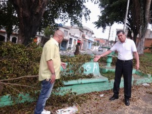 Vereador Pastor Nelson (dir) pede limpeza de praça na Vila Margarida