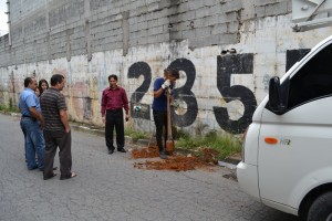 Vereador Fabinho (frente) acompanha a colocação de poste em rua no Jardim São João