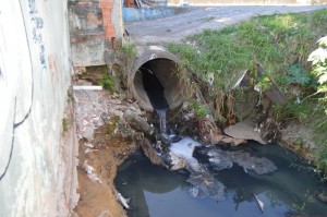 Córrego na Travessa das Palmeiras, no Jardim Angelina