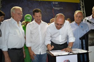 Governador Geraldo Alckmin assina projeto básico do Corredor Metropolitano Alto Tietê em Ferraz