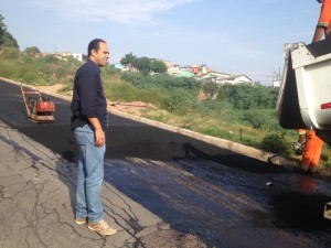 Vereador Alegrete vistoria tapa-buraco no Parque São Francisco