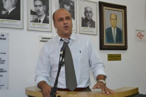 Vereador Roberto de Souza (PMDB) propõe tapa-buraco no Parque São Judas Tadeu