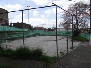 Quadra poliesportiva em praça no centro de Ferraz