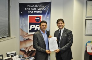 Vereador Luiz Tenório (esq) e o dep.est. André do Prado, em reunião em São Paulo