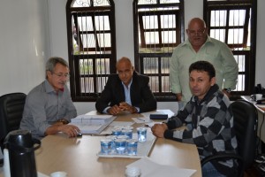 Ao fundo, presidente da CEI do Samu, Roberto de Souza conversa com membros