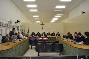 Vereadores e secretários debatem a habitação no município