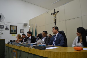 Fabinho (centro) agradece presença de prefeito, vice e secretários