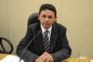 Vereador Luiz Tenório (PR) critica não conclusão de creche na Vila das Nações