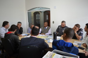 Vereadores e autoridades em reunião para tratar da criminalidade, em Ferraz