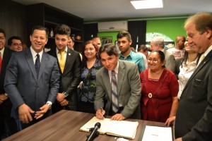 Vereador Fabinho assina termo de posse como prefeito interino