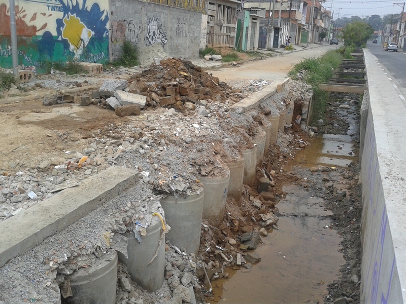 Leia mais sobre o artigo Obra não concluída inferniza moradores no Cidade Kemel