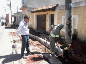 Read more about the article Vereador vistoria obras de calçamento na Vila Sofia