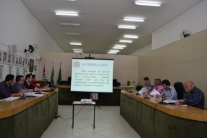 Vereadores (dir) e técnicos da Prefeitura discutem LOA para 2015
