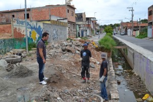Vereador Claudio Ramos (esq) vistoria obra de contenção de muro no Cidade Kemel