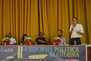Ex-prefeito de Guarulhos (1º dir) palestra sobre reforma polític