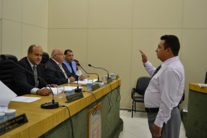 Suplente Zé João faz juramento durante posse no Legislativo