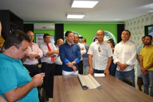 Prefeito Filló (centro) anuncia alça de acesso ao Rodoanel