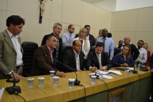 Prefeito assina contrato de construção da nova sede do Legislativo