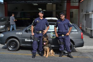 Guardas civis Costa (esq), a escudeira Jully e Rodolfo recebem moção da Câmara Municipal