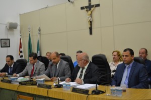 Presidente, Roberto de Souza (centro) agradece a presença de prefeito