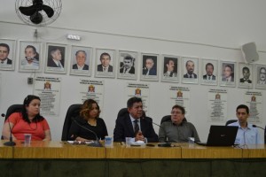 Secretário da Saúde, Juracy Ferreira (centro) explicando suspensão de verba para o Samu