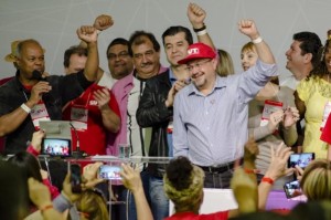 Novo presidente da CUT São Paulo, professor Douglas Izzo (boné) após eleição em Águas de Lindóia (SP)