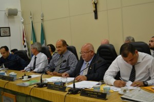 Liderada por Roberto de Souza (centro), Mesa Diretora decidir disciplinar a cessão de plenário a terceiros