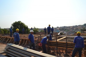 Operários montam estrutura da laje do prédio da Câmara