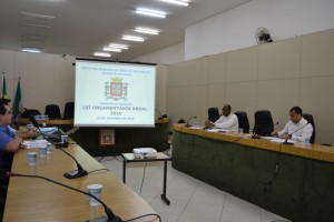 Vereador Quequê (1º dir) presidindo audiência pública da LOA 2016 na Câmara