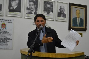 Vereador Fabinho (PSDB) exibindo proposta de emenda ao orçamento para 2016