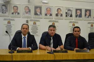 Ao centro, ver. Edson Cury (presidente) ladeado pelo relator da CP, Aurélio Alegrete (esq) e membro Claudio Ramos