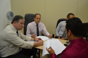Comissão Processante reunida, no dia 22, para decidir sobre a notificação do prefeito afastado, Acir Filló