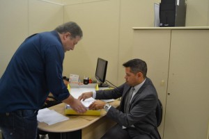 Presidente da CP, Edson Cury (em pé) entregando cópia dos autos ao advogado de defesa da Acir Filló