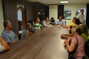 Vereador Claudio Ramos (1º do canto esq) liderando reunião de moradores com o prefeito em exercício (centro)